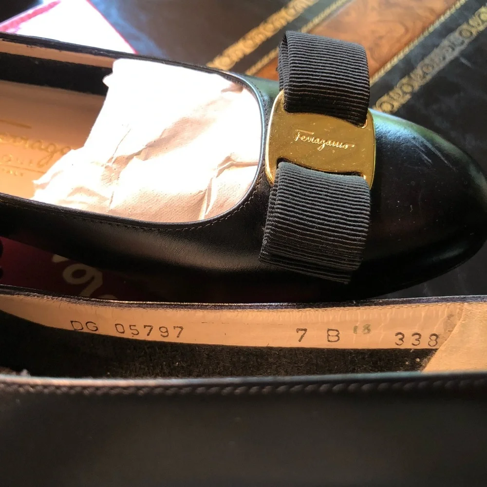 Salvatore Ferragamo Vara Pump Size 7B in Nero Calfskin - Picture 12 of 16